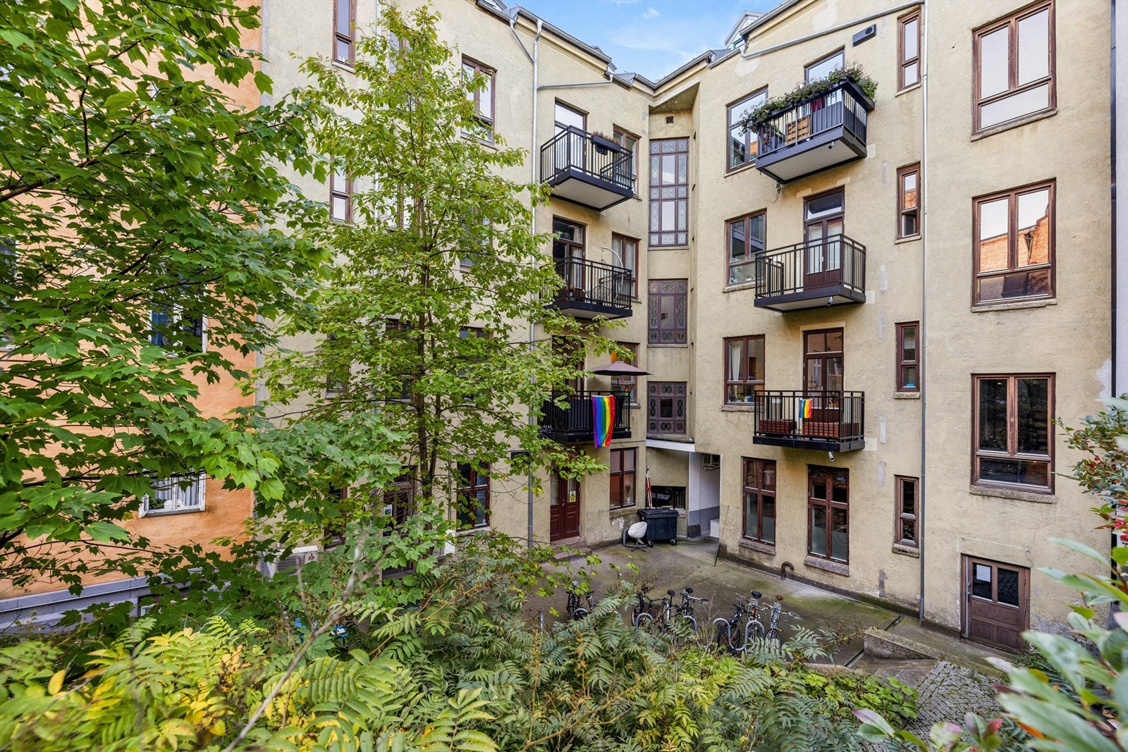 Sykkelparkering i bakgård. Galleribilde