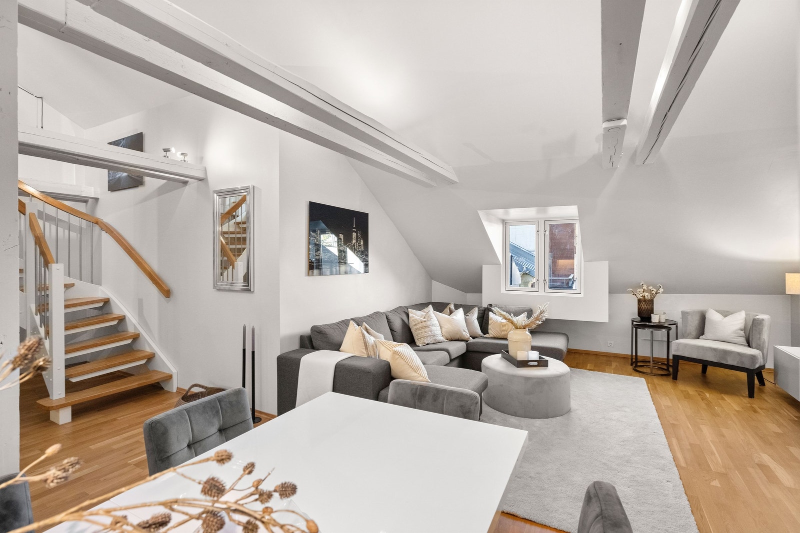 God plass til sofa, stoler, bord og tilhørende mediemøblement. Galleribilde