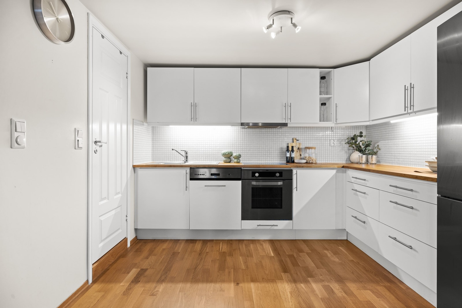 Kjøkkenet ligger i åpen løsning med stuen og gjør dette til et flott oppholdsrom. Galleribilde