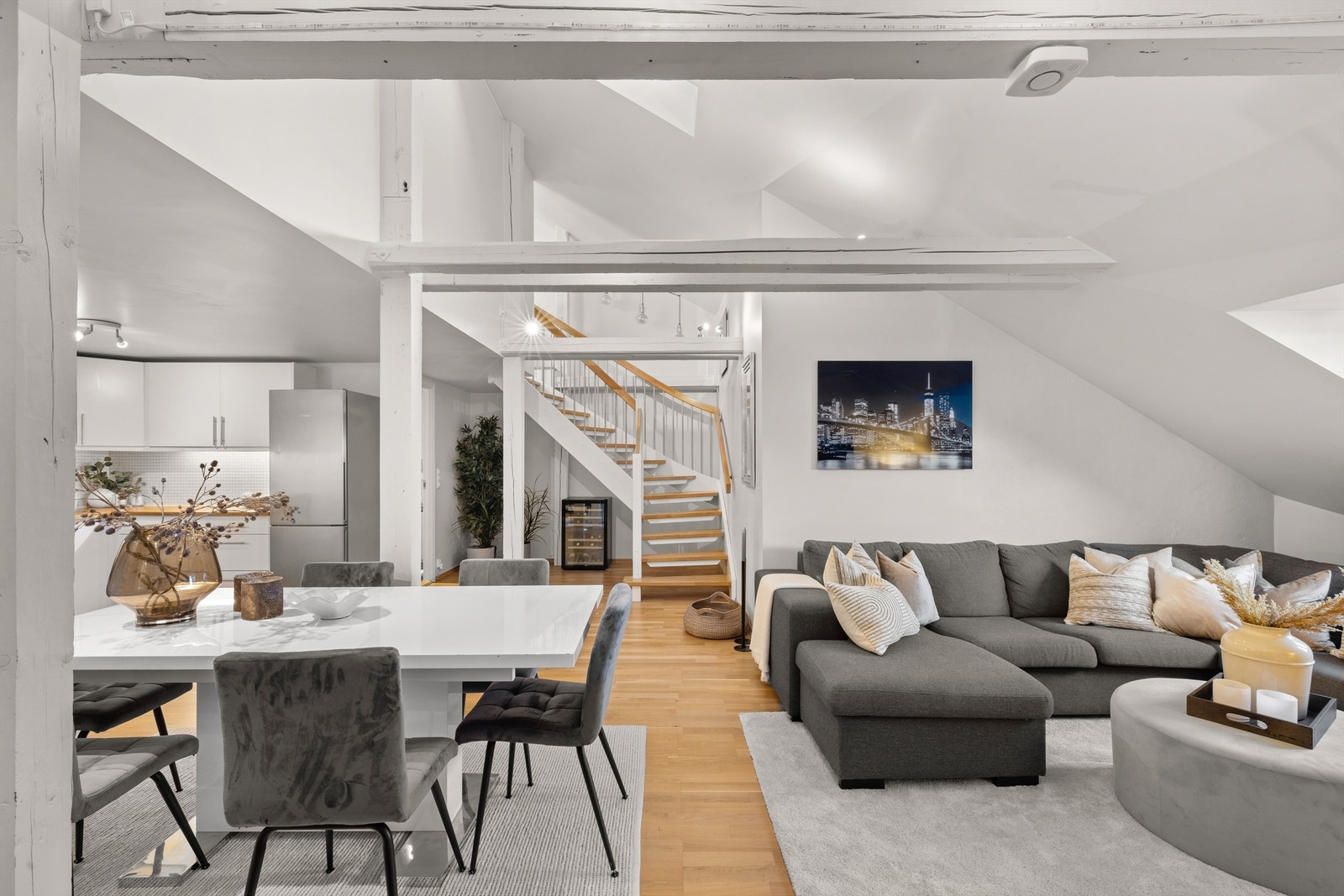 Planløsningen er funksjonell og godt utnyttet med 107 kvm gulvareal og takhøyde opptil 4,2 meter. Galleribilde