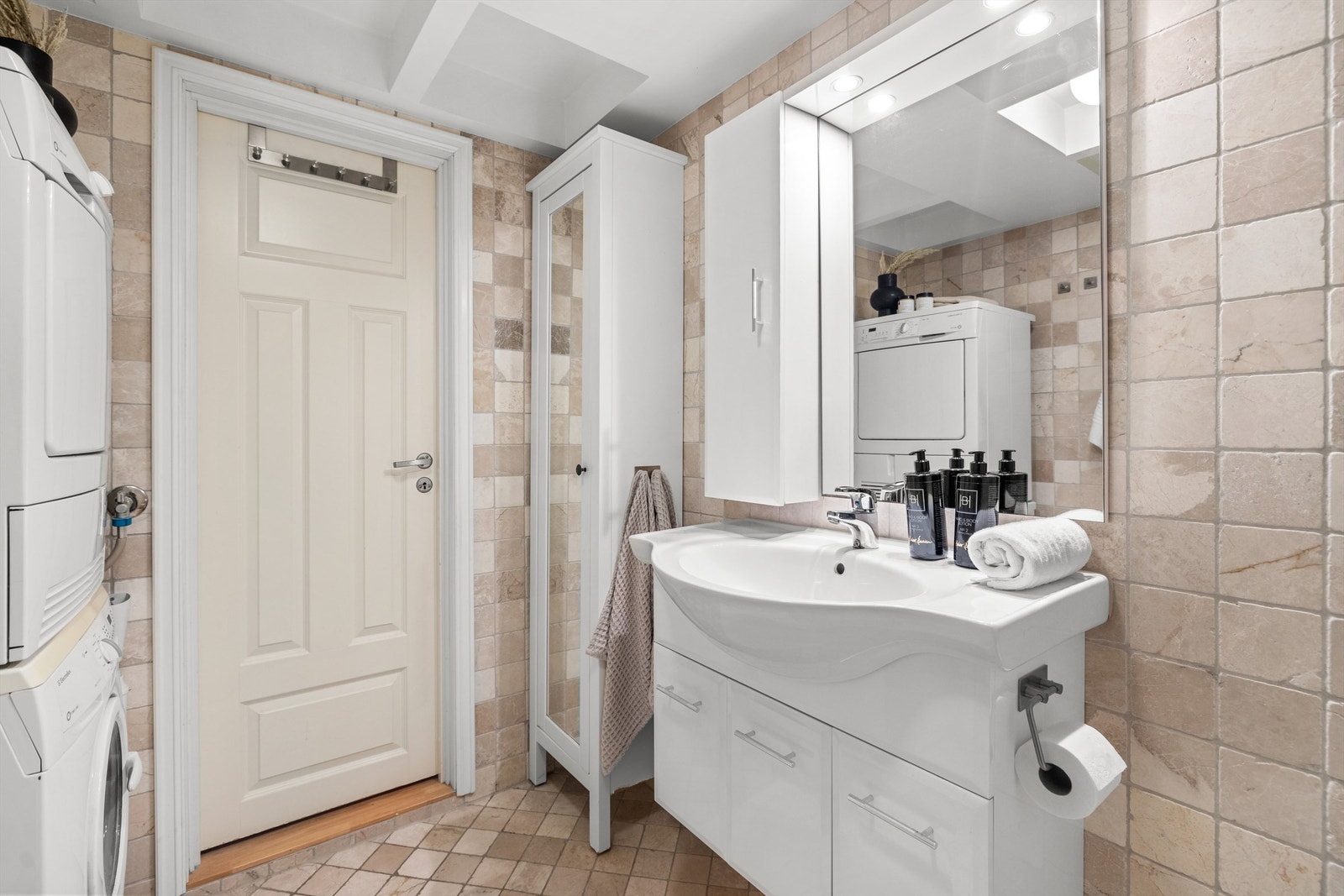 Det er opplegg og plass for vaskemaskin. Galleribilde