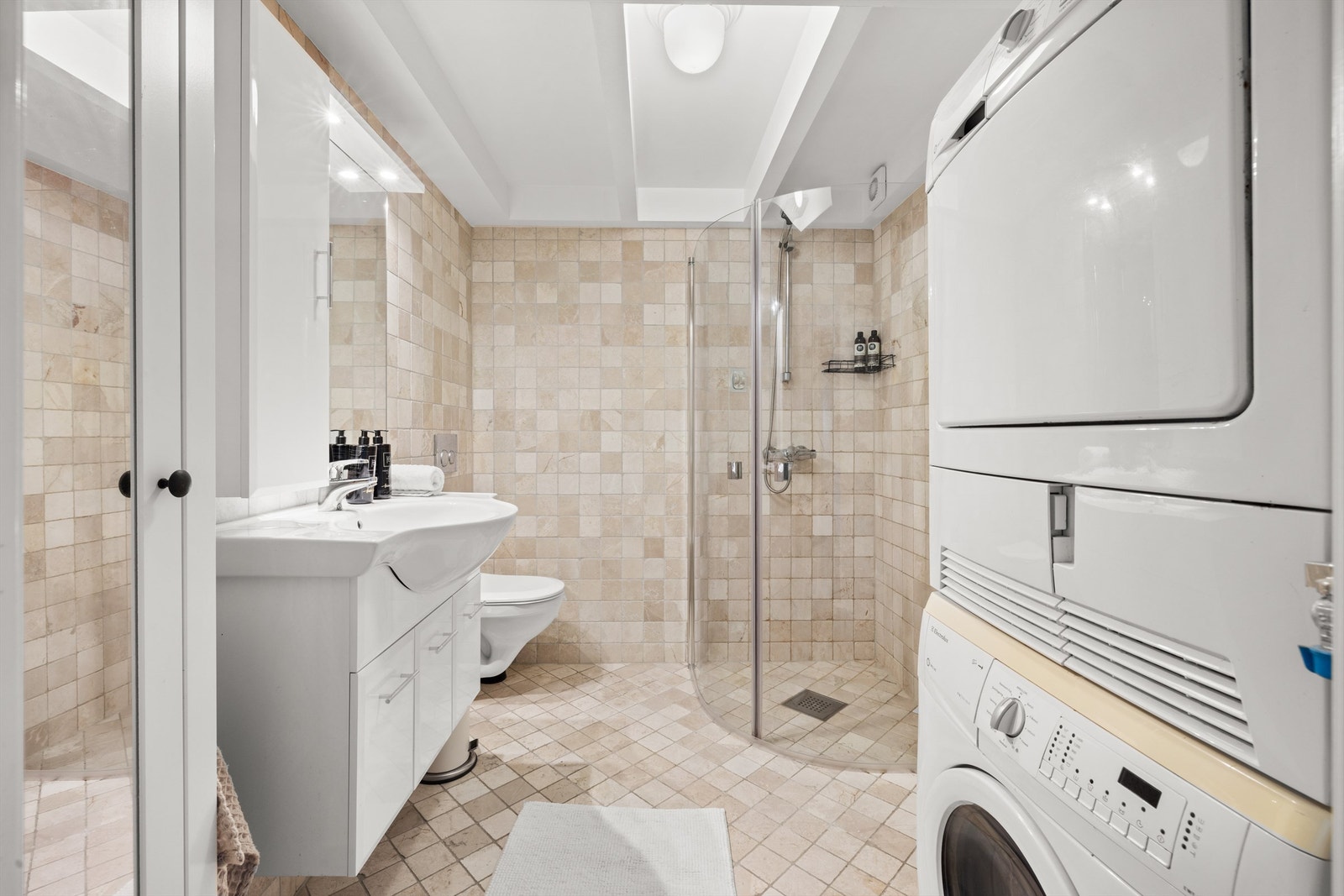 Leiligheten har et pent flislagt bad fra byggeåret 2012. Galleribilde