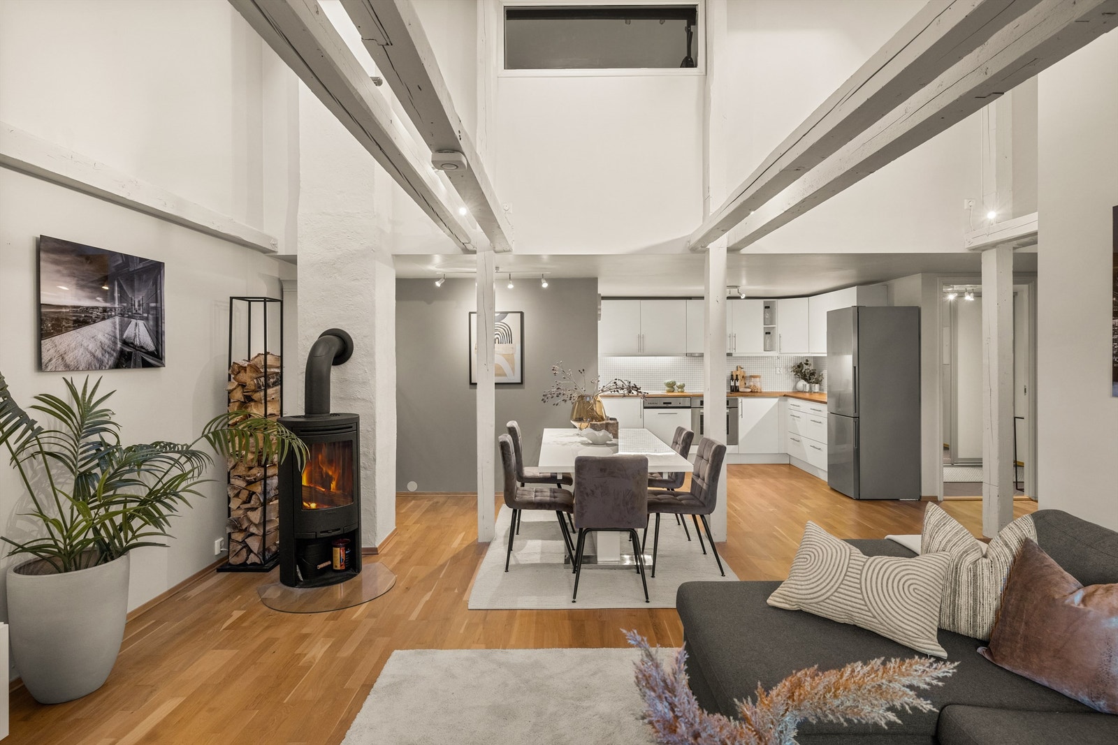 Dette er en spennende 3-roms selveierleilighet over to plan i byggets 5. og 6. etasje. Galleribilde