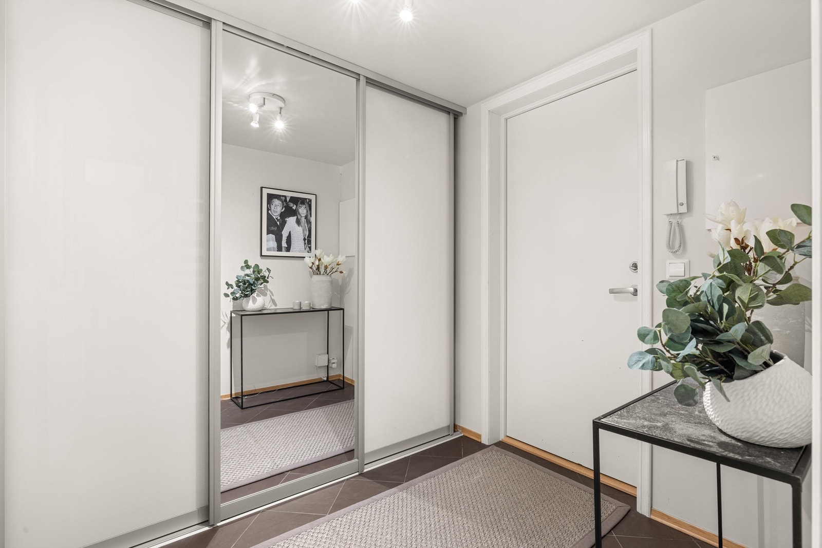 Adkomst via felles trappeoppgang med dørcalling. Galleribilde