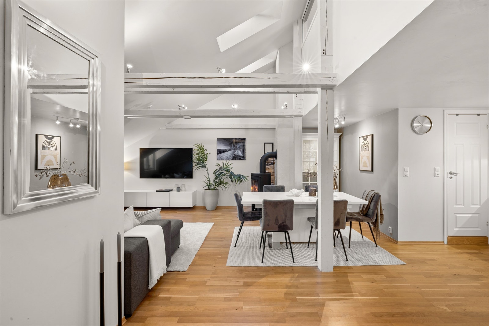 Den koselige vedovnen i stuen varmer godt i kaldere årstider og gir leiligheten en lun atmosfære. Galleribilde