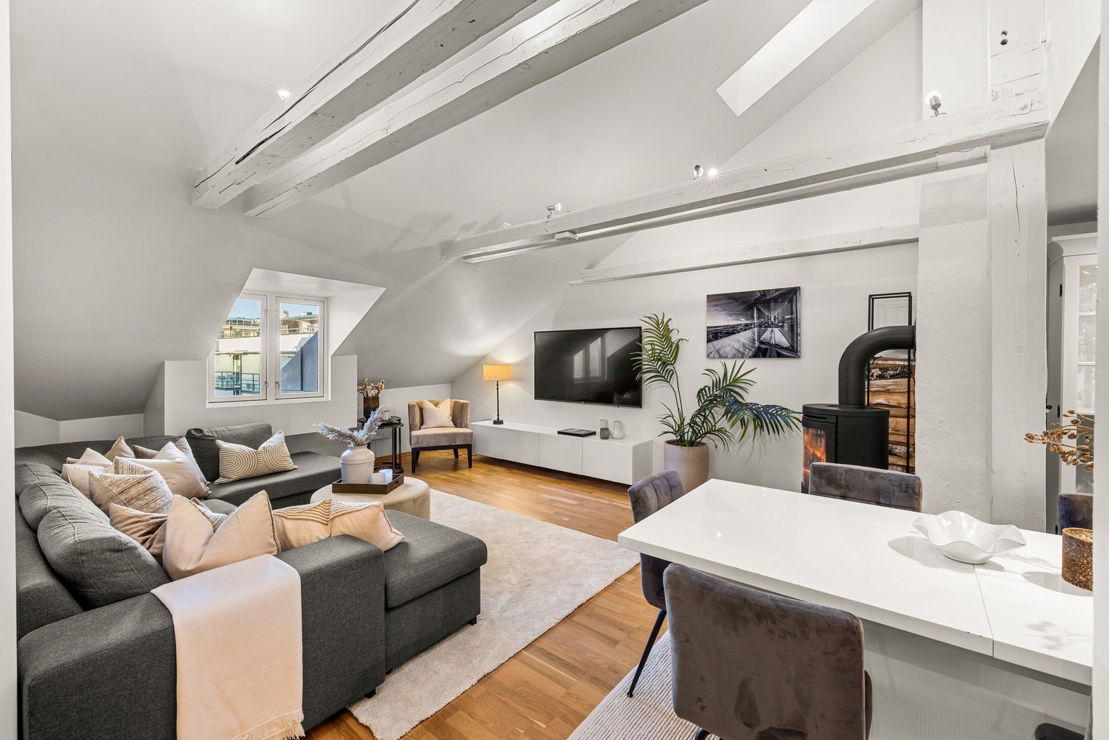 Lys og innbydende stue med en god utforming som gjør det enkelt å innrede. Galleribilde