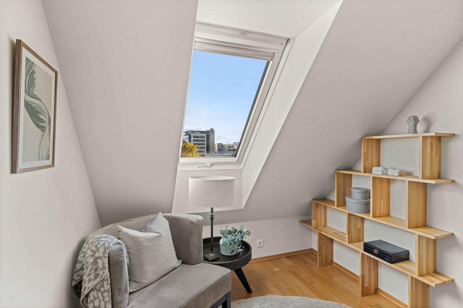 Plass til å innrede med stol, bord og hylle - eventuelt kontor. Galleribilde