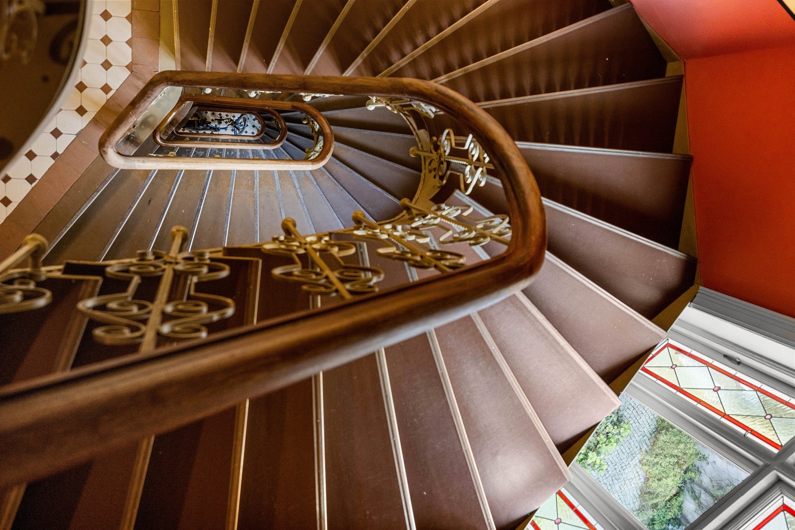 Leiligheten ligger i en klassisk bygård fra 1899, hvor loftet ble bygget ut med 4 leiligheter i 2012. Galleribilde