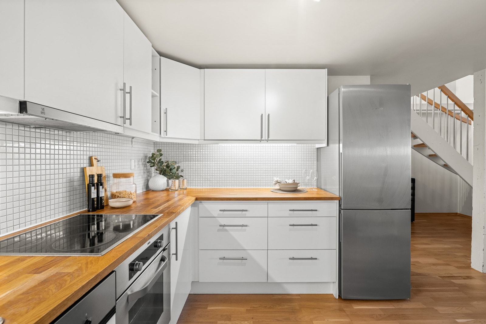 Det er integrert oppvaskmaskin og ovn med induksjonstopp, samt frittstående kjøleskap. Galleribilde