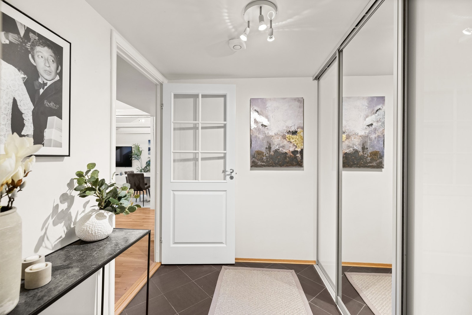 Flislagt entré med god oppbevaringsplass i skyvedørsgarderobe. Galleribilde