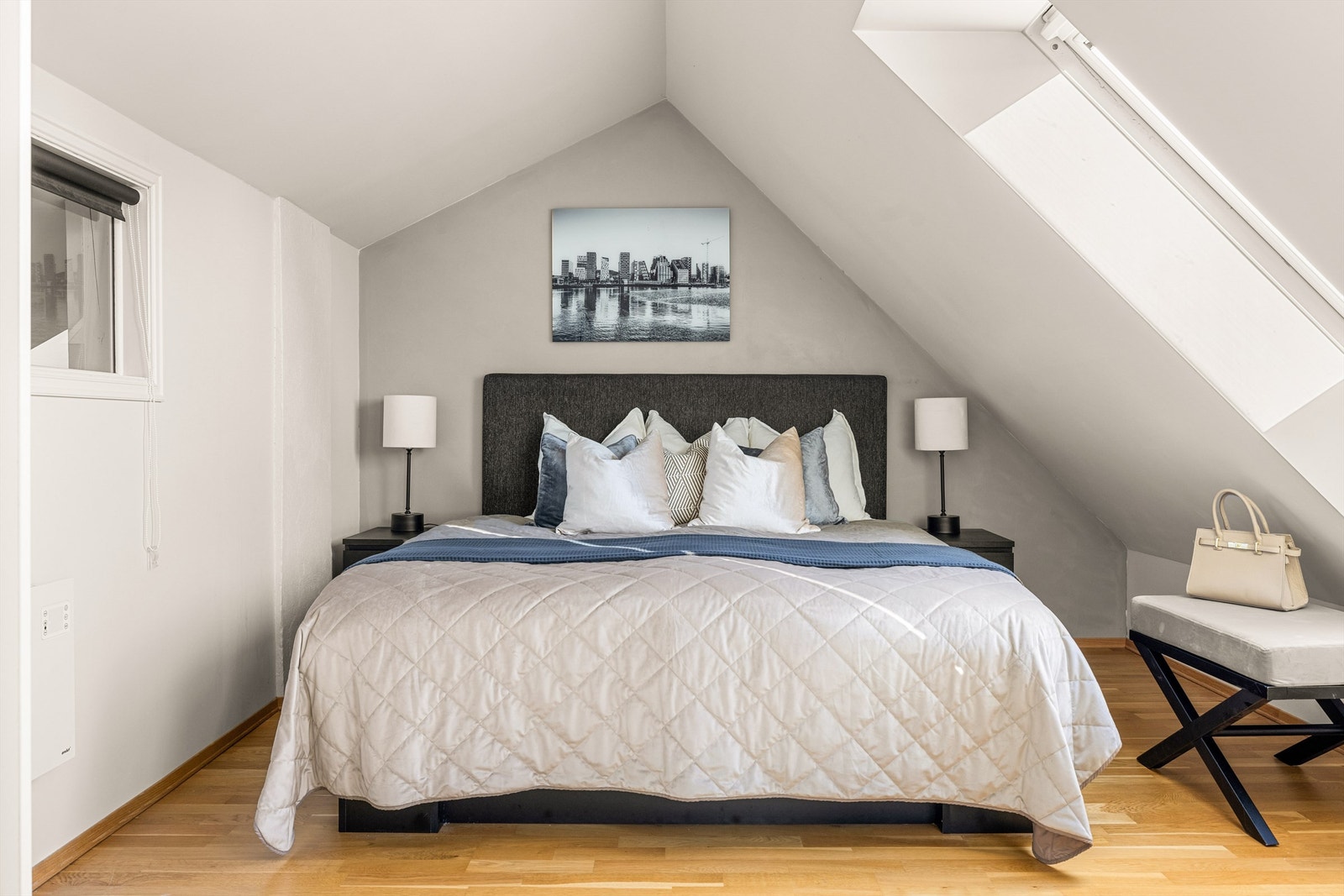 Rommet er malt i en behagelig fargetone. Galleribilde