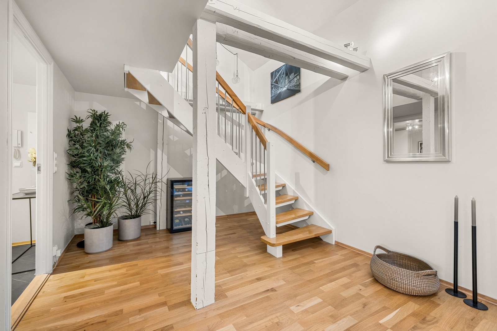 Under trappen kan man innrede med oppbevaringsmøbler, eventuelt lage seg en hyggelig lesekrok - muligheten er mange. Galleribilde