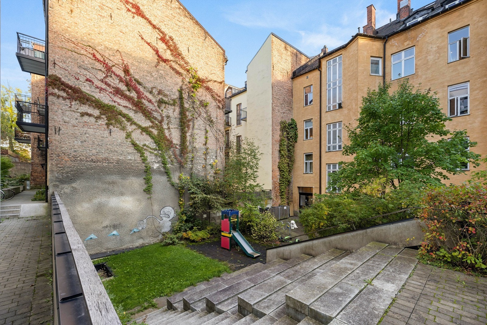 Pent opparbeidet felles bakgård. Galleribilde