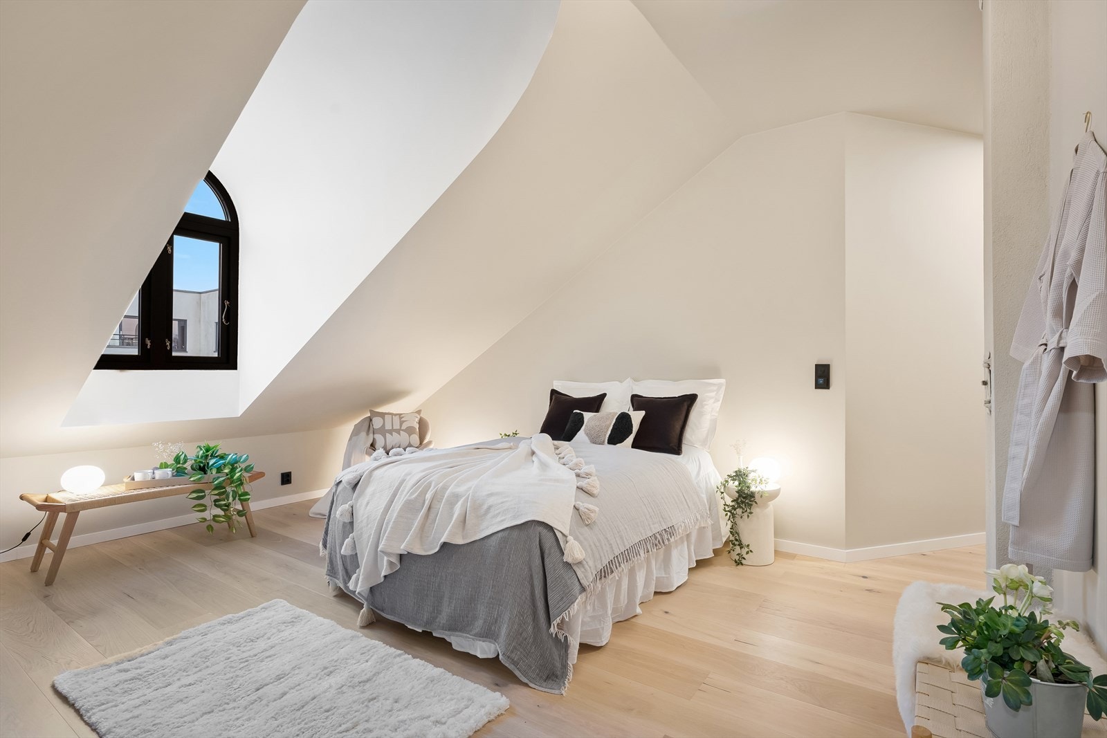 Lyst og luftig hovedsoverom med god plass til dobbeltseng og garderobe. Galleribilde