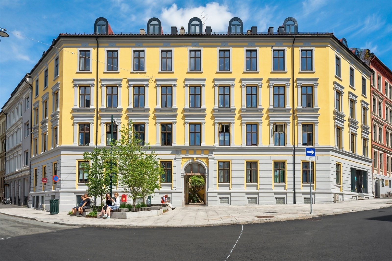 Veldrevet sameie i fin hjørnegård. Nyoppusset fasade. Galleribilde