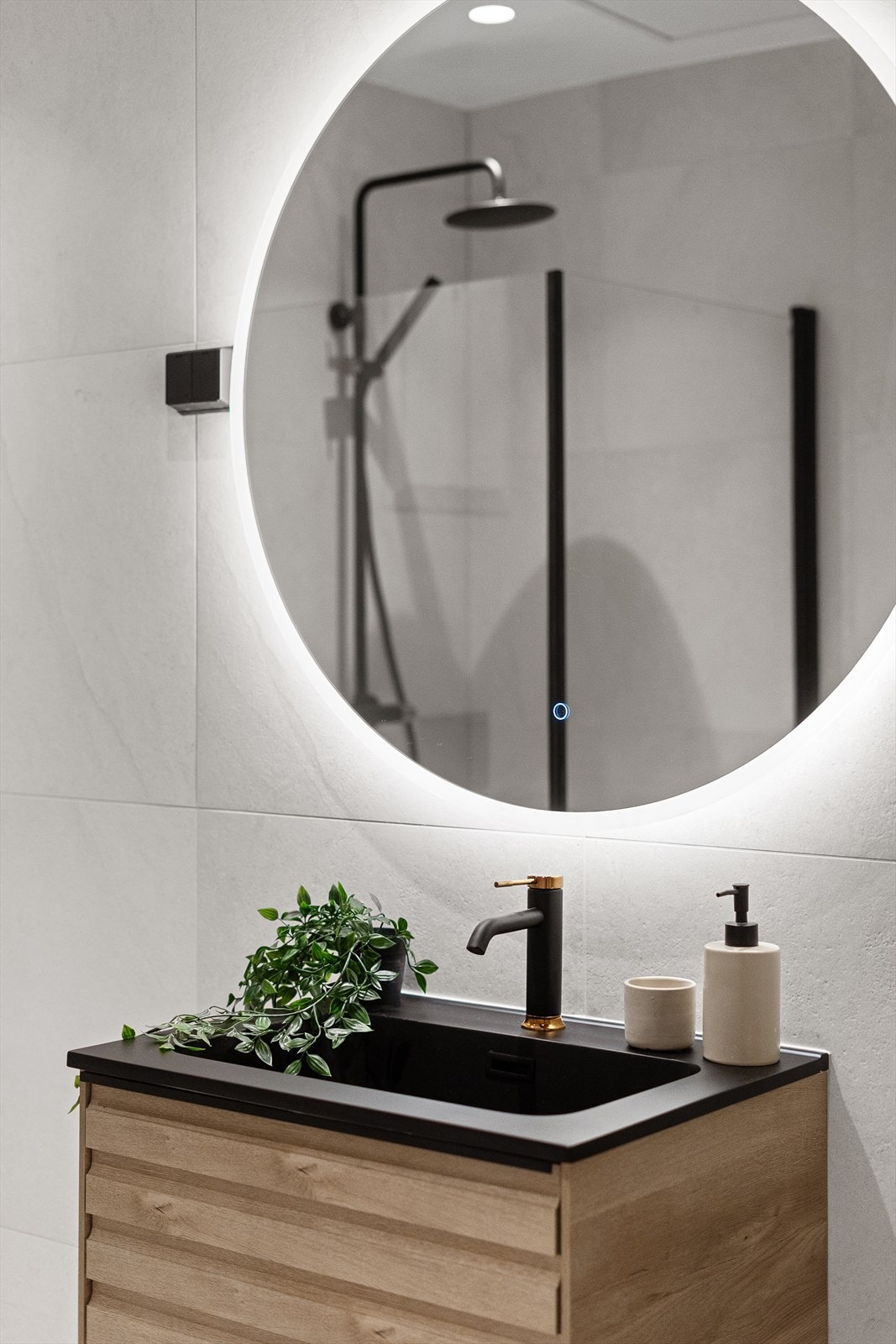 Badet har opplegg for vaskemaskin og tørketrommel. Galleribilde