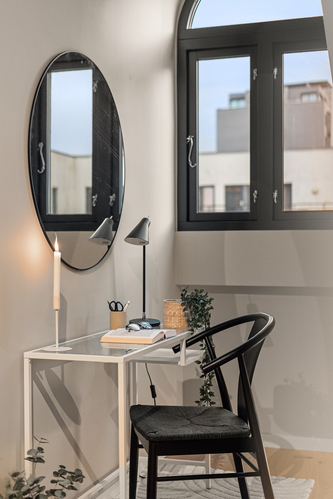 Rommet har plass til seng, garderobe og hjemmekontor. Galleribilde