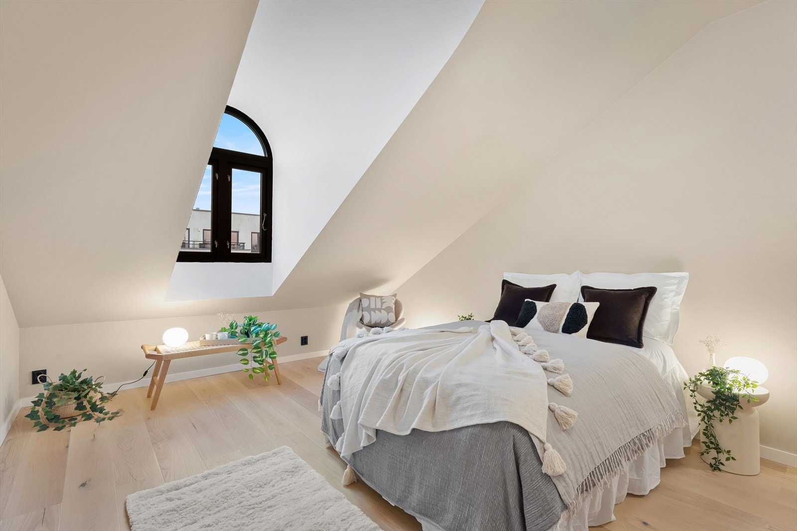 Lyst og romslig soverom. Galleribilde