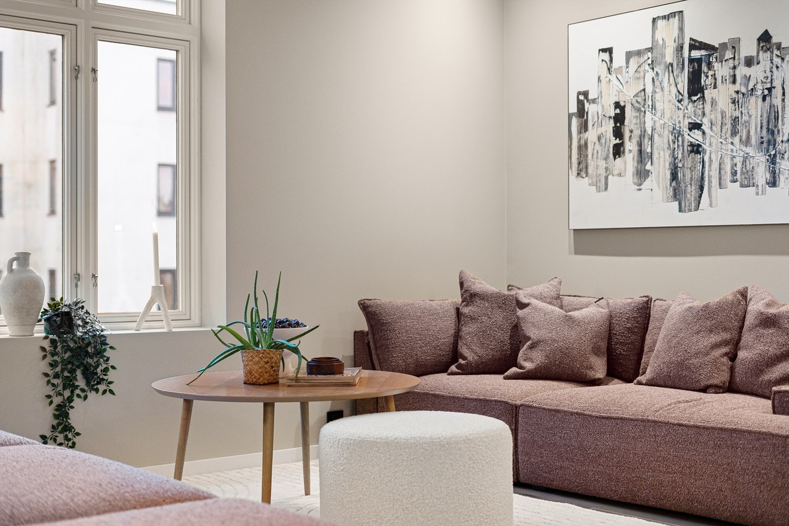 Leiligheten har store vindusflater som gir mye lys og en god atmosfære i leiligheten. Galleribilde