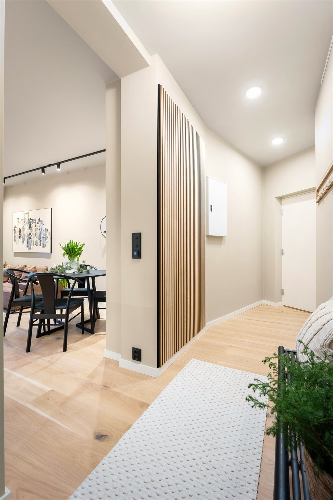 Entré/gang med plass til oppheng av yttertøy og sko. Galleribilde