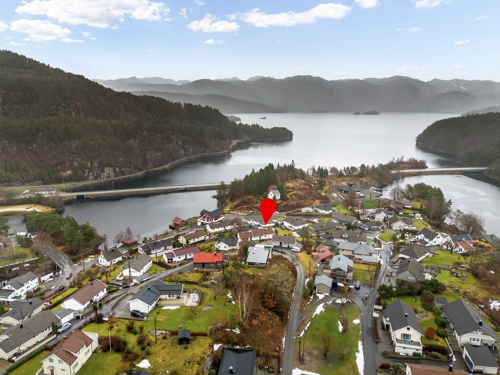 Eiendommen ligger på Drangeid i et attraktivt boligfelt i rolig blindvei. Galleribilde