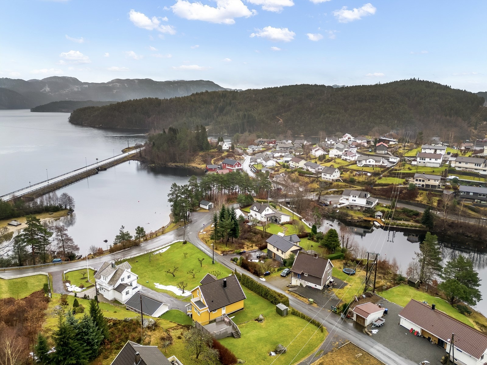 Like i området finner du fotballbane samt nærhet til matvarebutikk, badeplass og populære turområder. Galleribilde