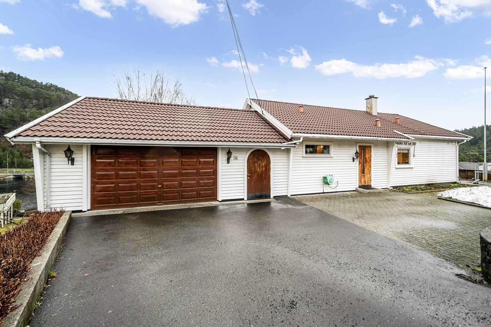 Parkering i garasje samt i gårdsrom. Galleribilde