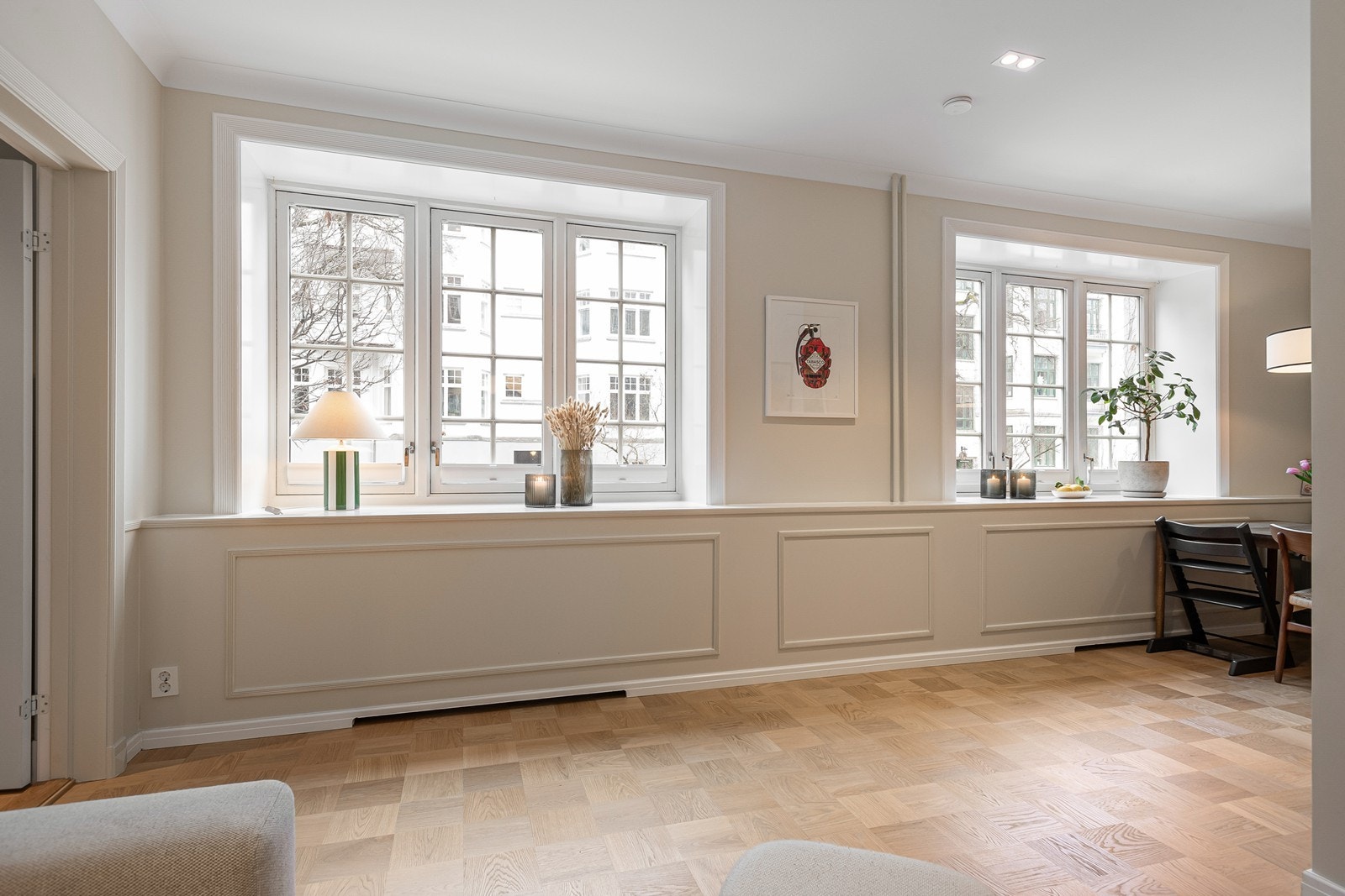 De store vinduene slipper inn godt med naturlig lys og skaper en god atmosfære Galleribilde