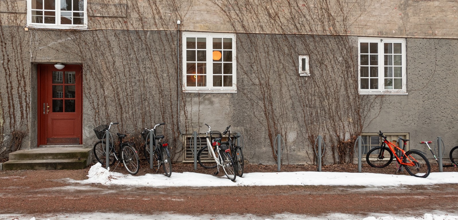 Sykkelparkering. Det finnes også egen sykkelparkering under tak i bakhagen, samt mulighet til oppbevaring i kjellerrom. Galleribilde
