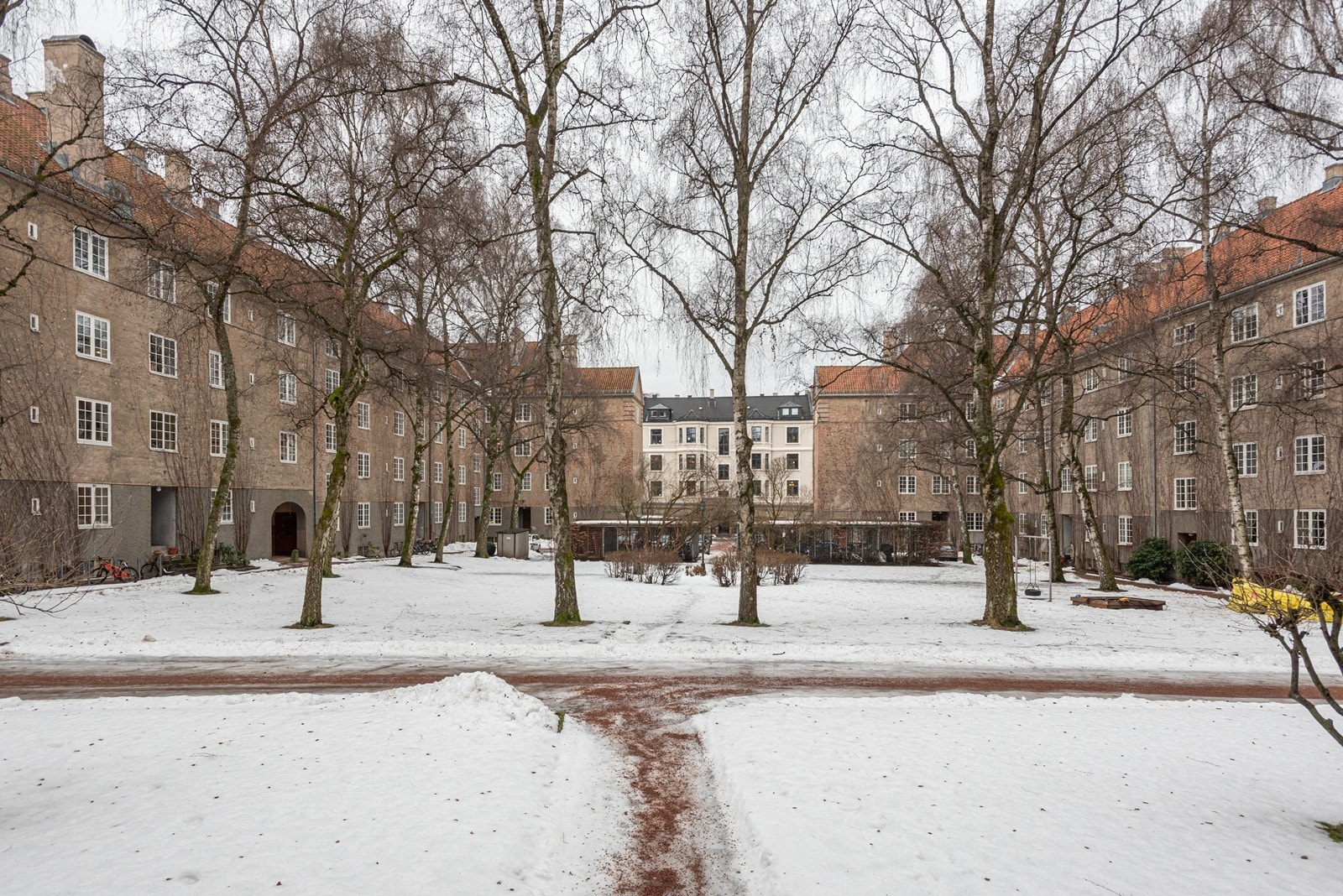 Sameiet er velstyrt med god økonomi og god vedlikeholdshistorikk. Det er totalt 30 parkeringplasser som leies ut etter ansiennitet. Galleribilde
