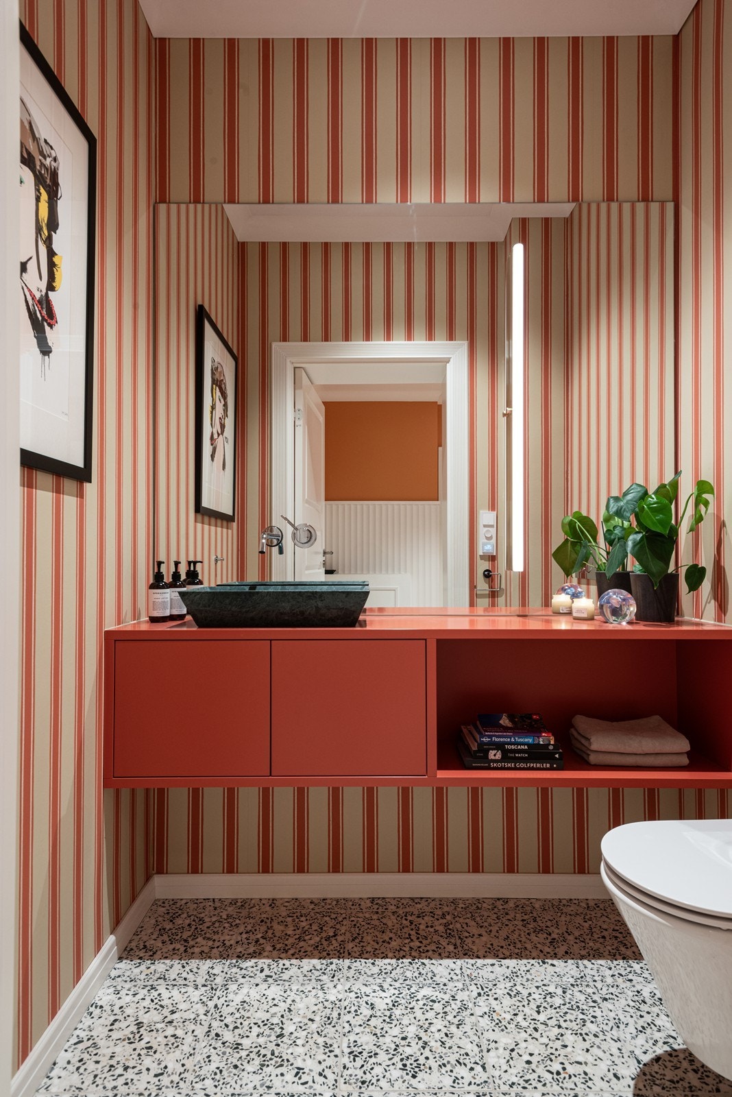 Terazzo-gulv med varme, tapet fra Farrow and Ball og moderne og gjennomført innredning Galleribilde
