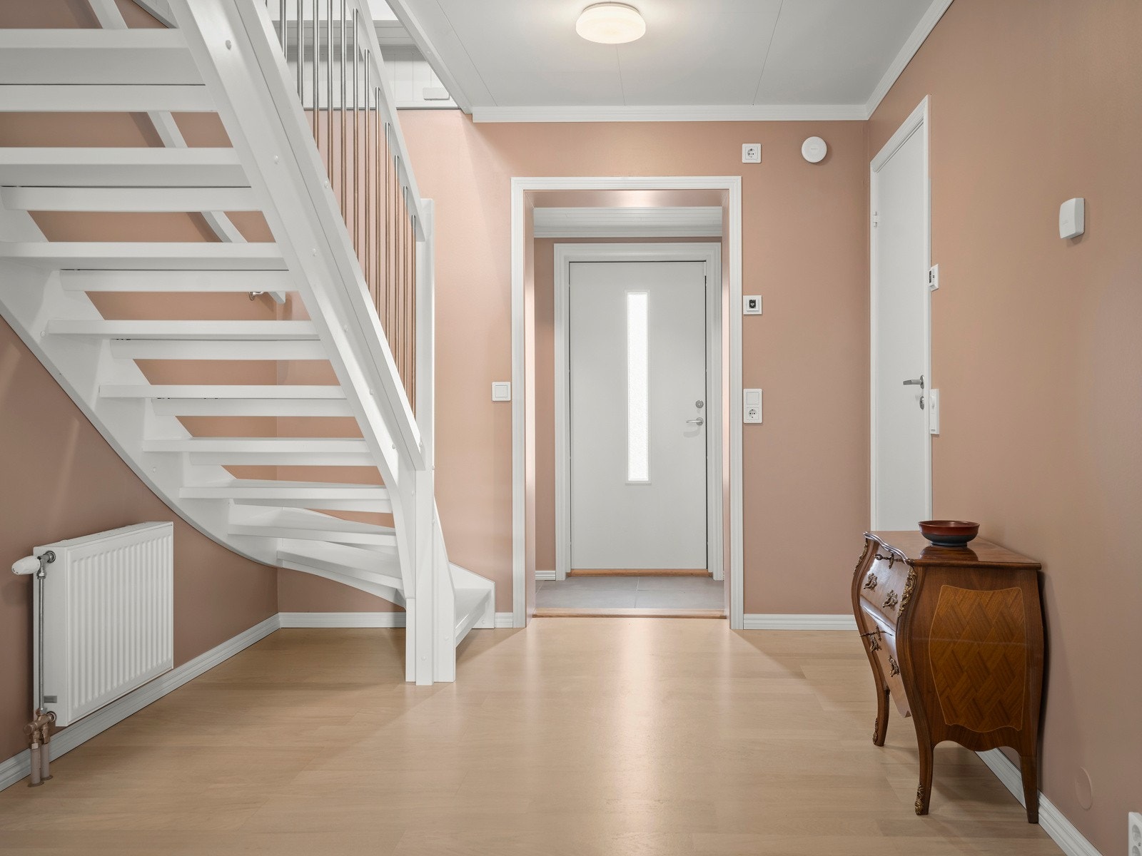 Bygget inn overbygd inngangsparti til en gang 2022 Galleribilde