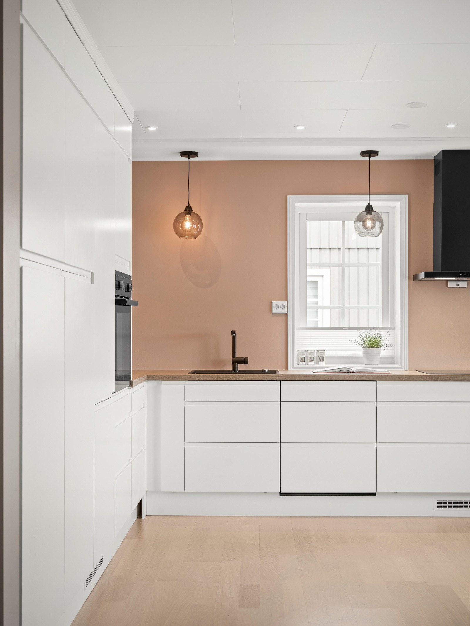 Rommet er utstyrt med moderne hvitevarer, inkludert integrert komfyr i praktisk arbeidshøyde, oppvaskmaskin, induksjonstopp, kjøleskap og fryser. Alle hvitevarer medfølger. Galleribilde