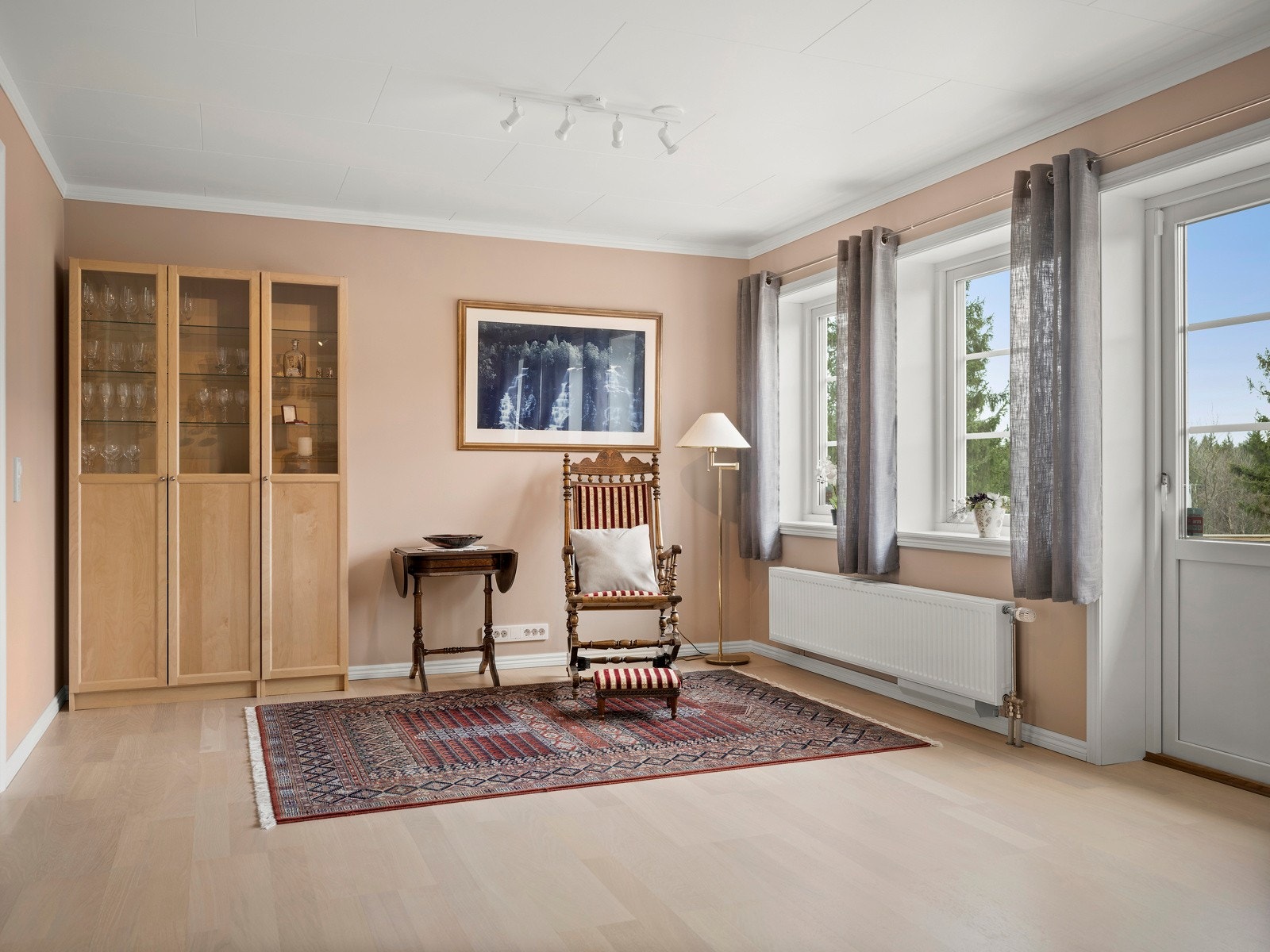 Stuen i første etasje ligger i tilknytning til kjøkkenet, og har god du plass til sofa og tilhørende møblement. Galleribilde