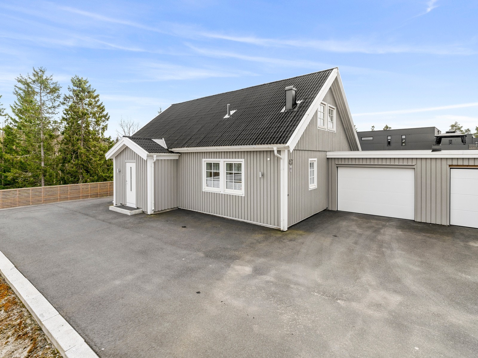 Det medfølger en garasje med elektrisk portåpner. Galleribilde