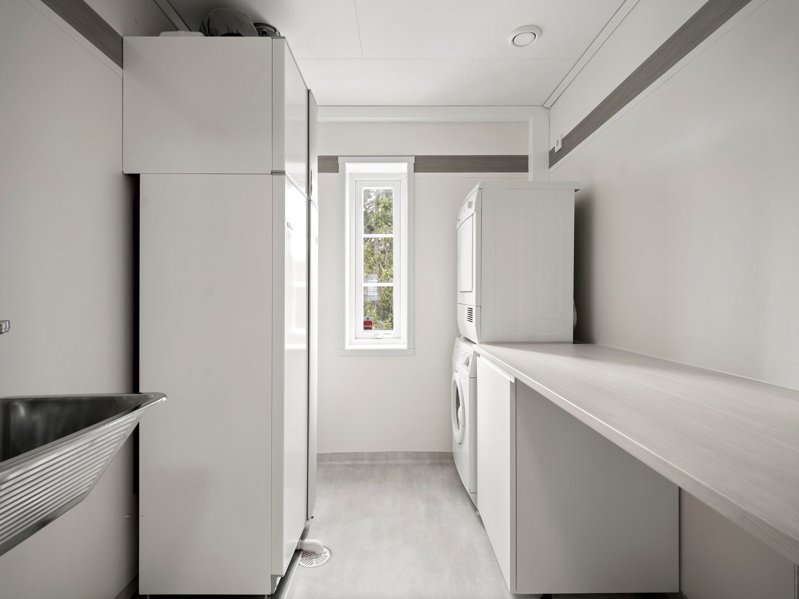 Innstallert vaskekum og opplegg for vaskemaskin på vaskerom i 2023. Galleribilde