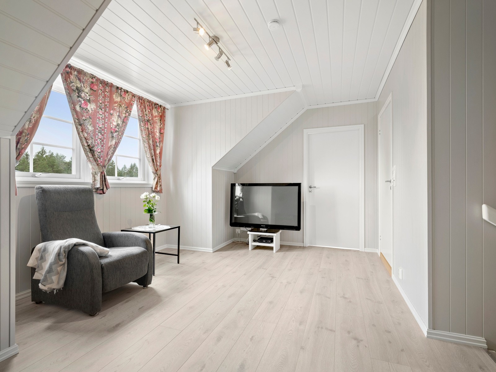 TV-stuen i andre etasje, plassert mellom soverommene, er perfekt for familiens yngre medlemmer. Galleribilde