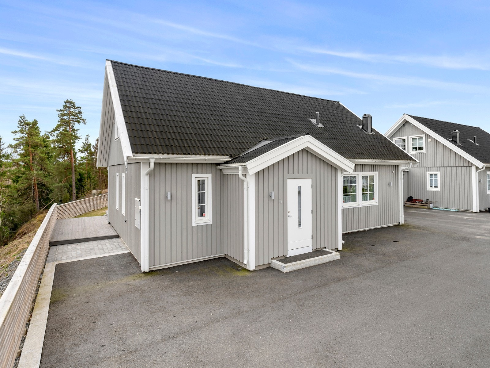 Uteområdet er en drøm for avslapning, med flotte uteplasser inkludert en romslig hage og terrasse. Boligen har en solid standard og inkluderer din egne garasje. Galleribilde