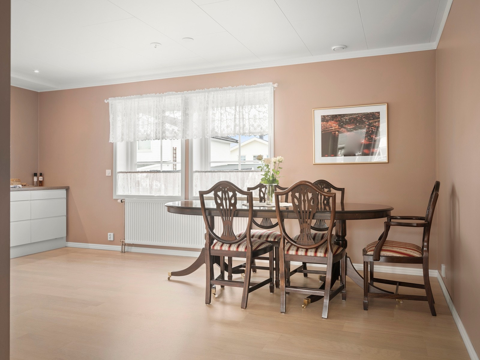 På kjøkkenet har du plass til en god spisestue. Galleribilde