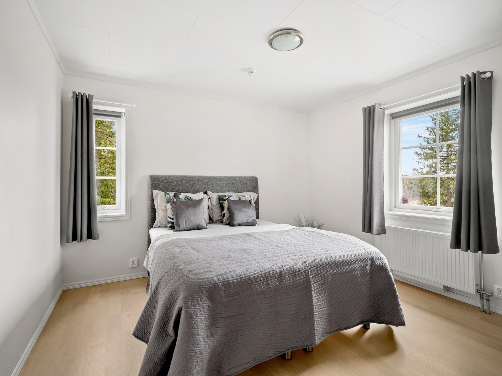 Det er soverom i begge etasjer. Her har du soverom nr.1 i første etasje. Galleribilde