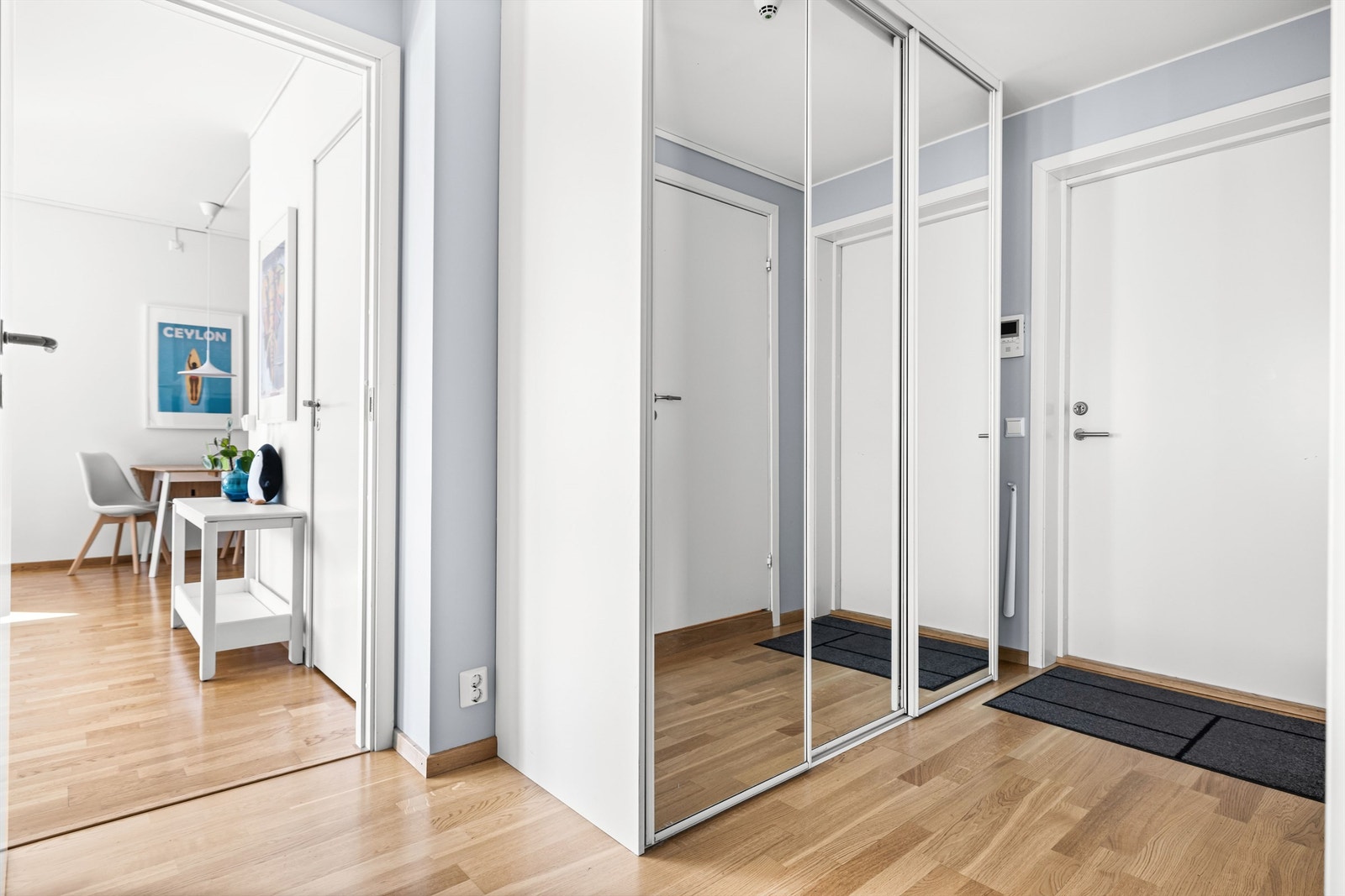 Innbydende entré med god plass til klesoppheng med plassbygget skyvedørsgarderobe. Galleribilde