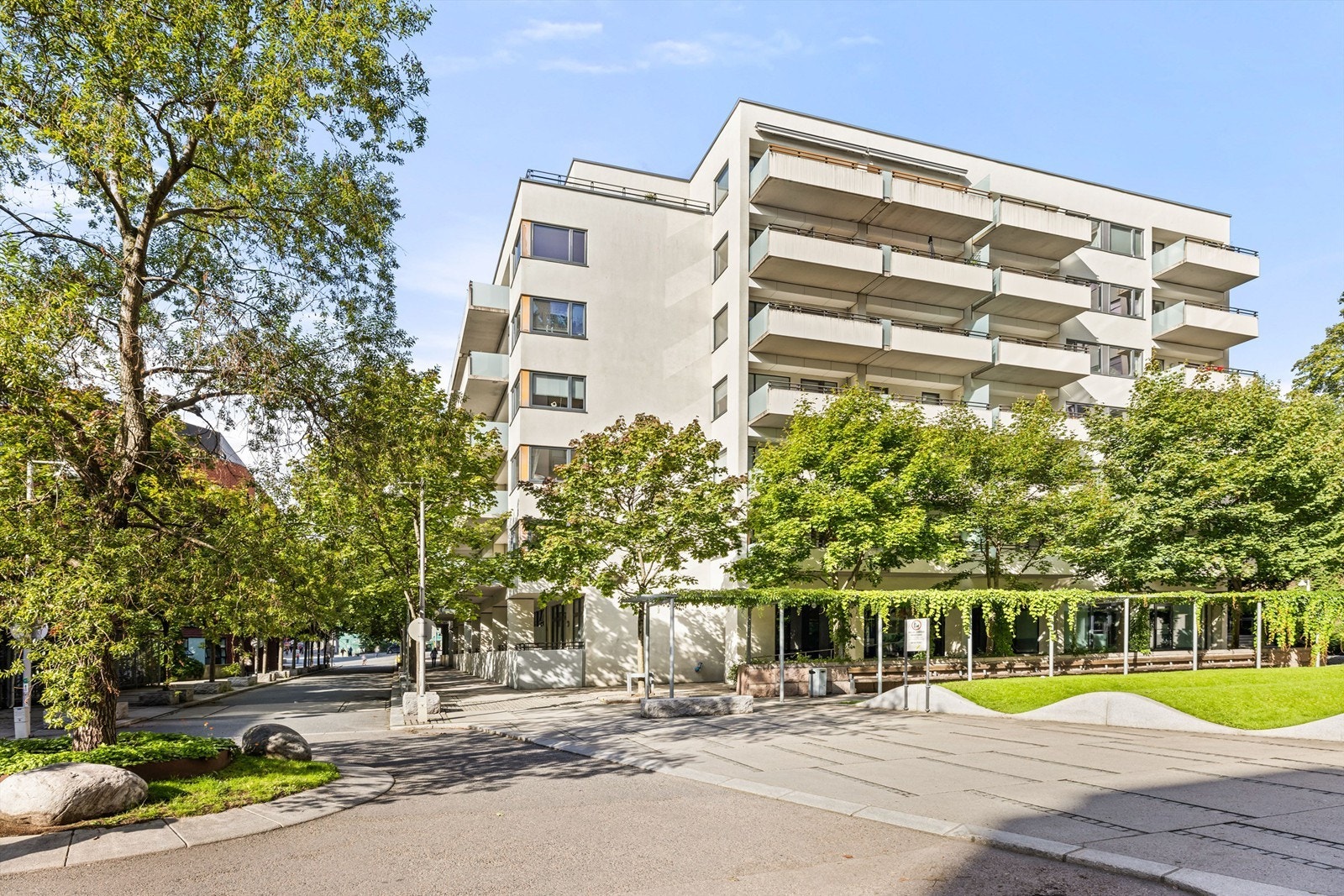 Boligen har en flott beliggenhet i ettertraktede Pilestredet Park. Et trafikkstille nabolag preget av parkanlegg og grøntområder. Galleribilde