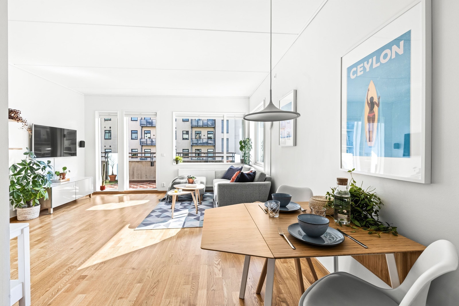 Den åpne løsningen gjør det sosialt å lage mat med gjester på besøk. Galleribilde