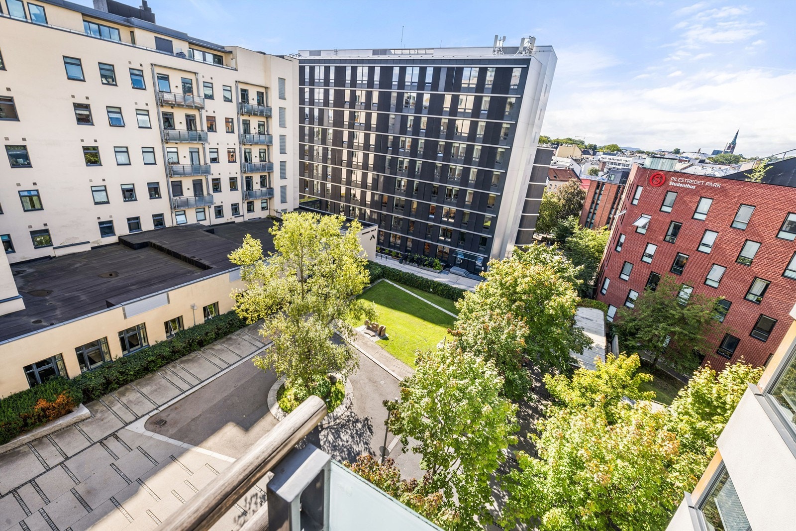 Utsyn fra balkongen mot parkmessig fellesarealer. Galleribilde