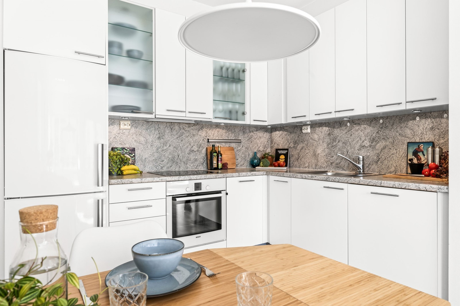 Kjøkkenet er utstyrt med integrert komfyr og nedfelt platetopp, ventilator med kullfilter i overskap tilkoblet avtrekkskanal, innfelt kjøleskap med frysedel og integrert oppvaskmaskin. Galleribilde