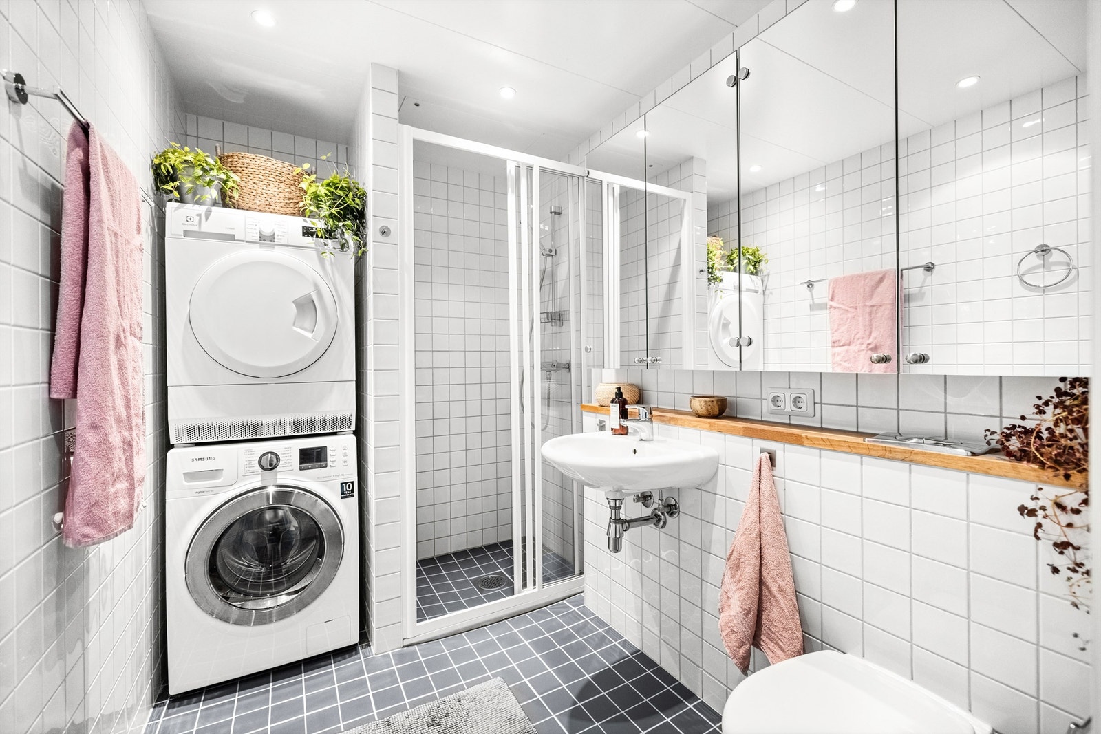 Pent flislagt bad med varme i gulv og downlights belysning i tak. Galleribilde