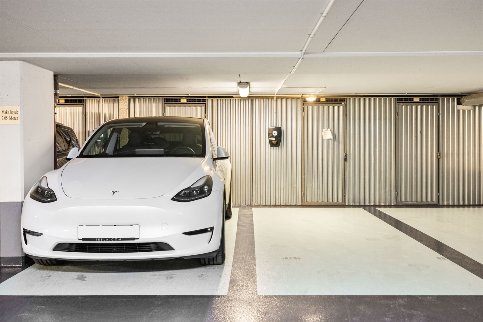 Tilhørende biloppstillingsplass i felles garasje. Galleribilde