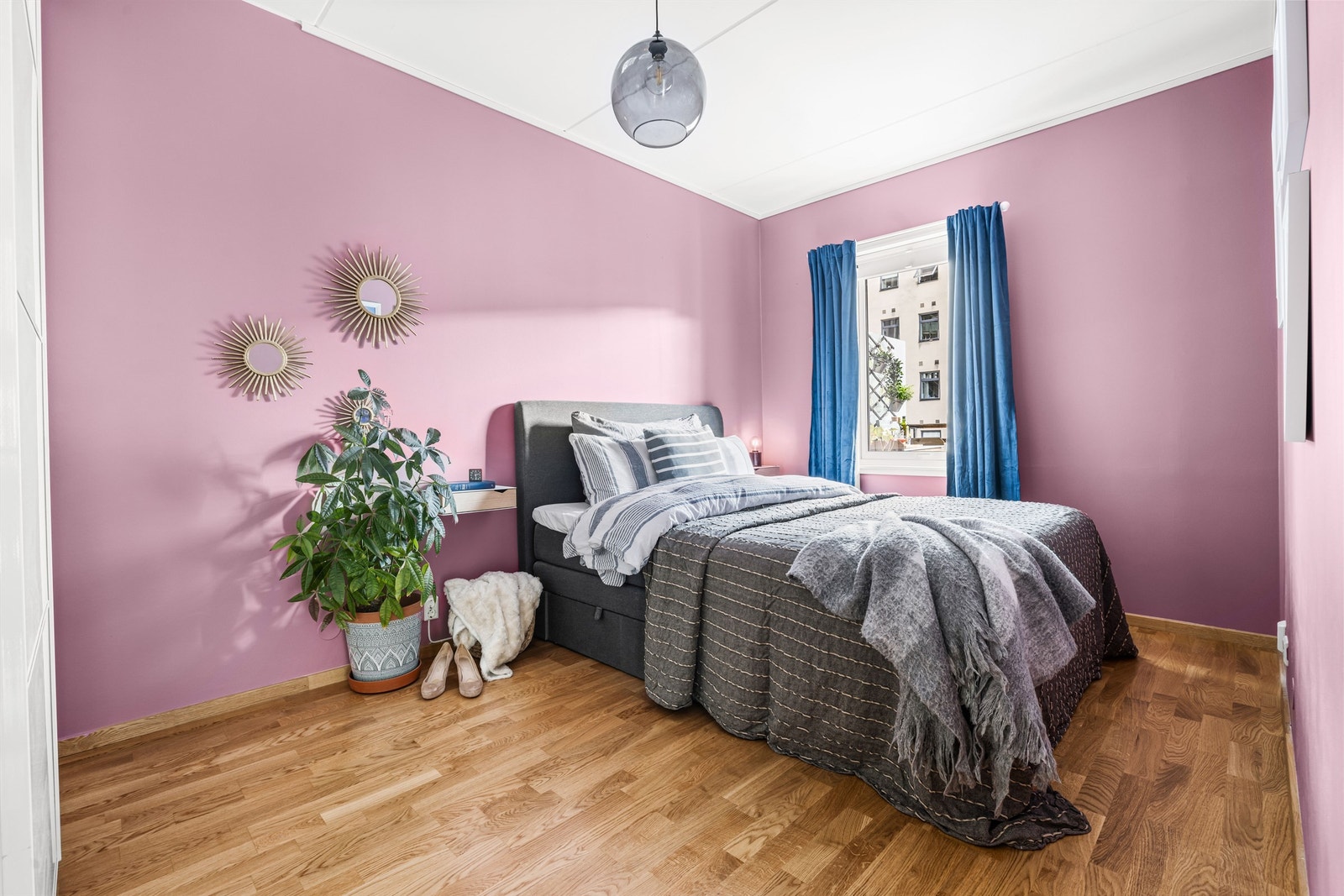 Romslig hovedsoverom, tilbaketrukket fra stuen. Galleribilde