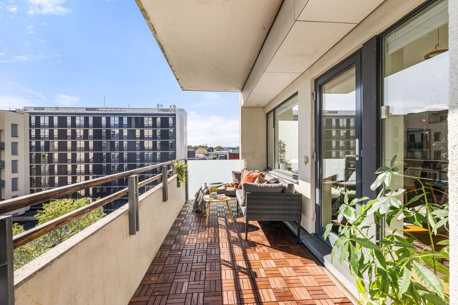 Fra stuen er det direkte adkomst til en stor sørvendt balkong med gode solforhold gjennom hele dagen. Galleribilde