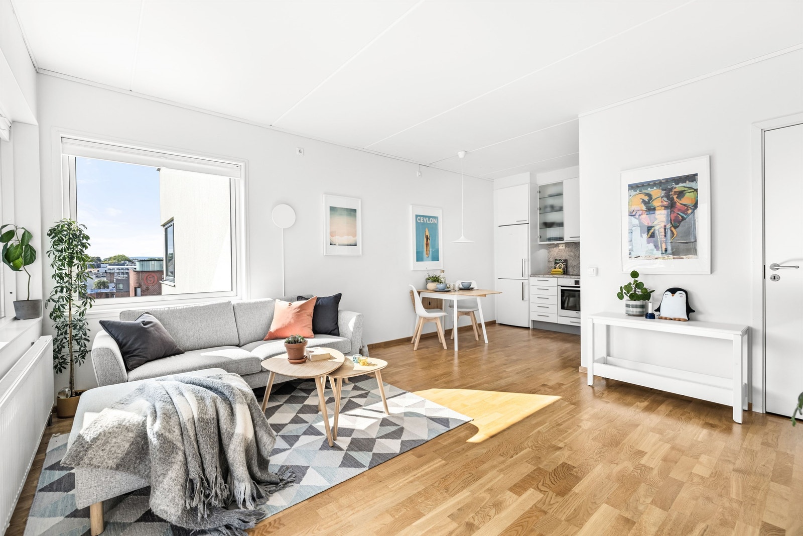 Leiligheten har en romslig og sosial åpen stue/kjøkken løsning Galleribilde